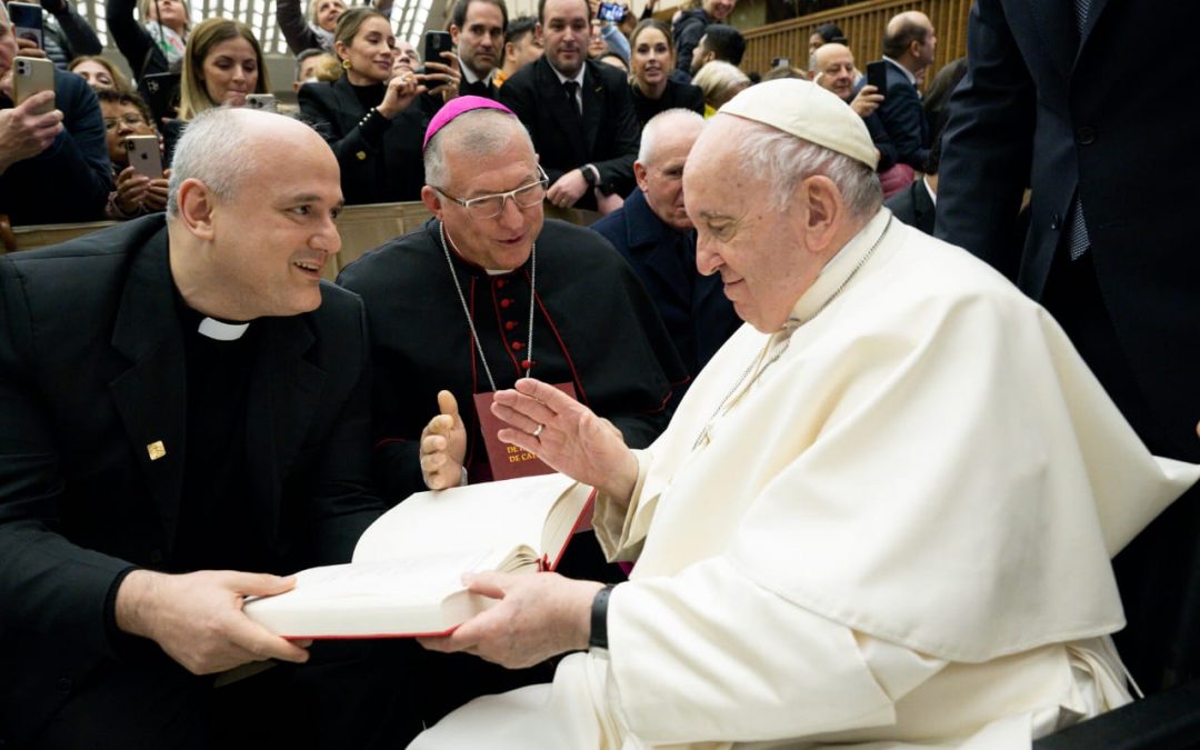 Papa Recebe Nova Versão do Missal Romano