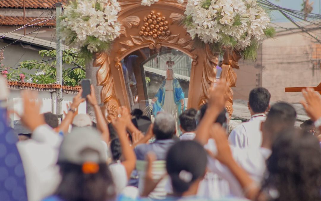 CÍRIOS EM HOMENAGEM A NOSSA SENHORA DAS GRAÇAS